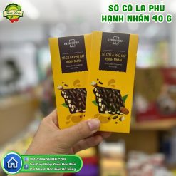 Sô Cô La Phủ Hạt Hạnh Nhân là sự hòa quyện giữa socola đen ngọt nhẹ với hạt hạnh nhân rang giòn rụm, mang đến trải nghiệm vừa ngọt ngào vừa béo bùi, giúp bạn thưởng thức một cách trọn vẹn mà không ngán.